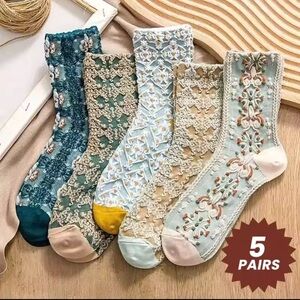 5 Pairs Retro 3D Relief Socks | Women’s Medium Length